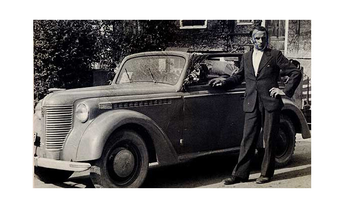 1947 - Firmengründer Josef Loacker mit dem ersten Taxi 1947 - Firmengründer Josef Loacker mit dem ersten Taxi