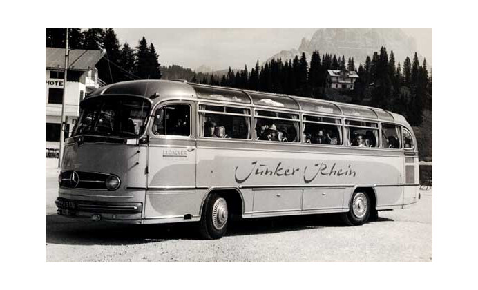 1955 - Der erste Bus wird gekauft und auf den Namen "Junker Rhein" getauft 1955 - Der erste Bus wird gekauft und auf den Namen "Junker Rhein" getauft