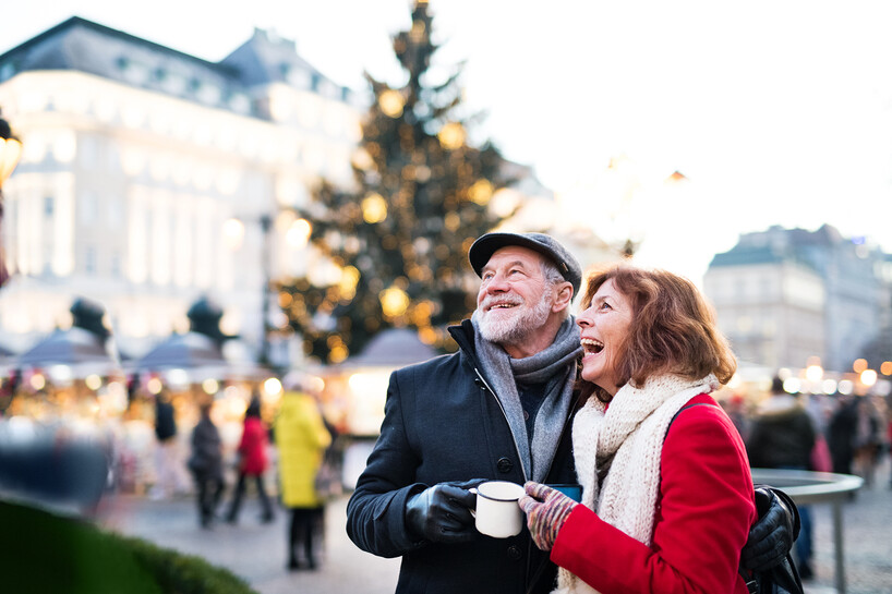 sh_xmas_Senior couple on an outdoor Christmas market klein.jpg