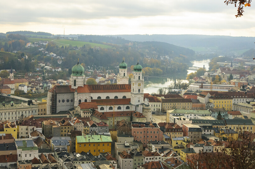 sh_germany_bavaria_St. Steven's Cathedral can be seen in the center of the Town of Passau klein.jpg