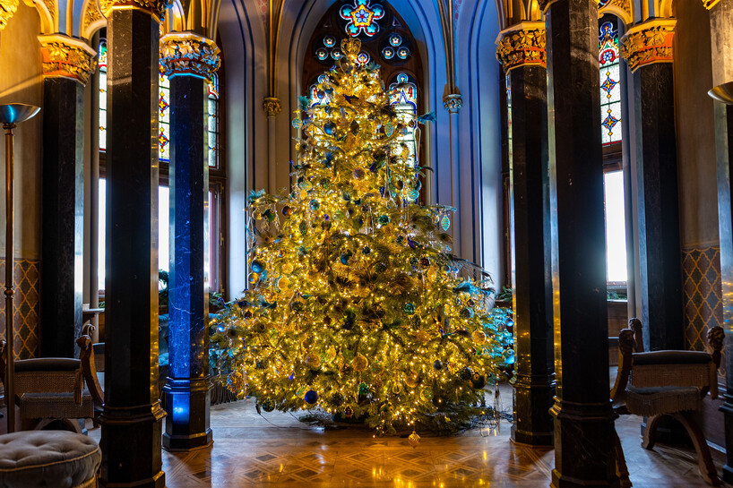 BHZ_RB_Winterzauber23_Blauer-Salon_Christbaum01.jpg