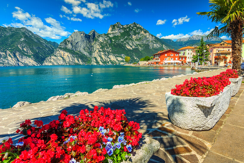 sh_italy_gardasee_High mountains and walkway on the shore,Lake Garda klein.jpg