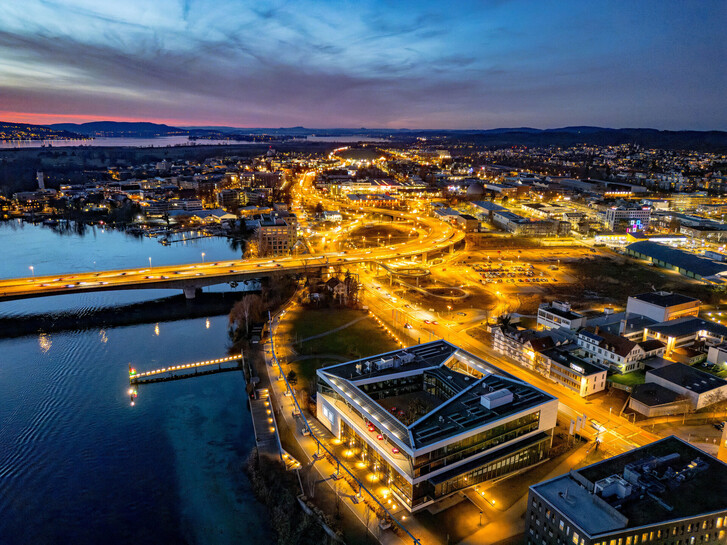 konstanz-seerhein-bodenseeforum-ihk-industriegebiet-schaenzlebruecke-luftbild-abend-07-copyright-mtk-achim-mende.jpg