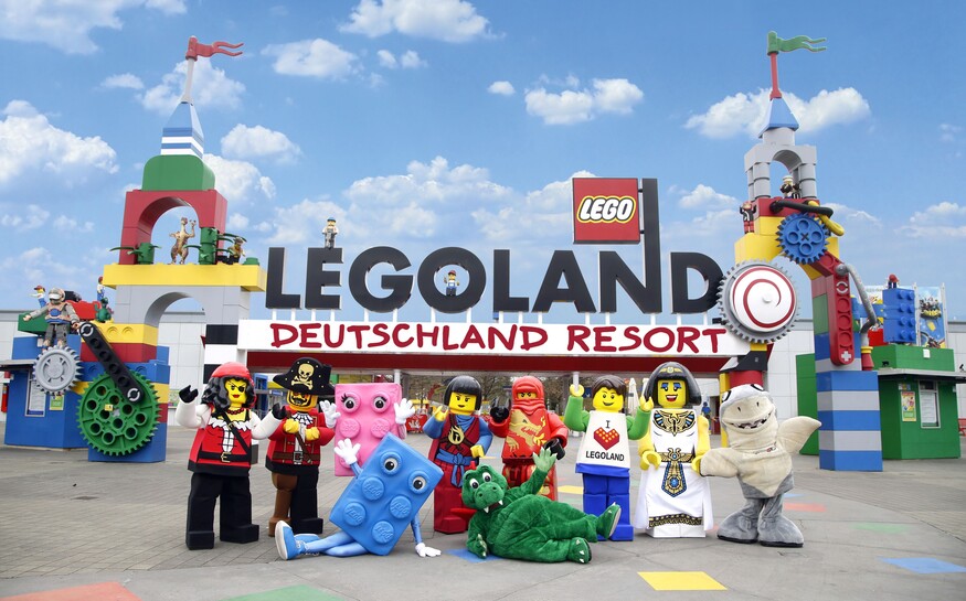 legoland_eingansportal_mitwalkingacts.jpg