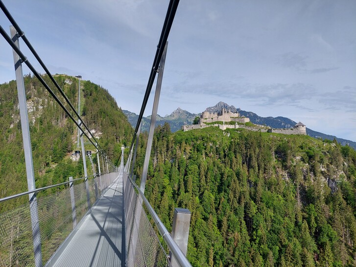 Burgenwelt Ehrenberg_Hängebrücke highline179 und Burgruine Ehrenberg.jpg