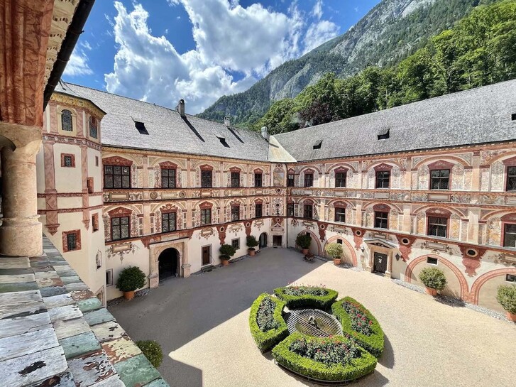 Innenhof_Schloss-Tratzberg_kl.jpg